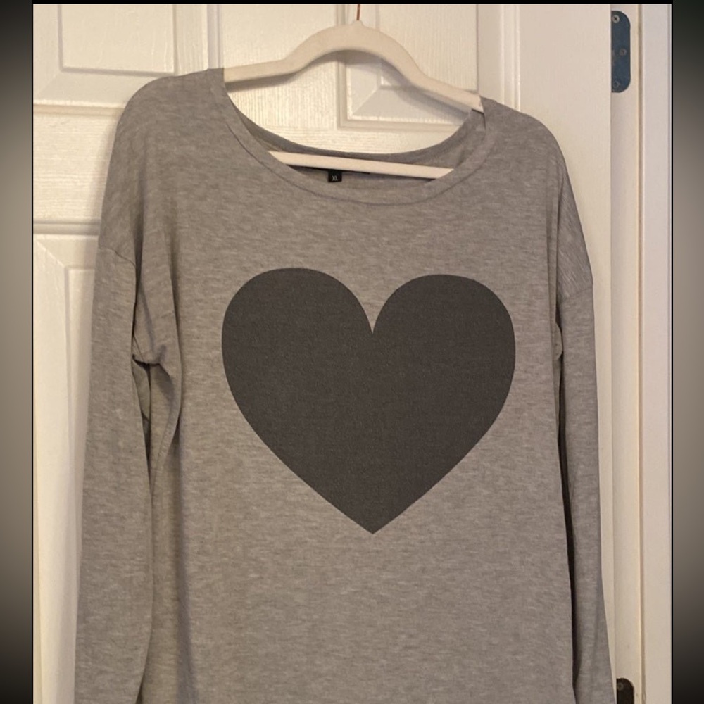 Long sleeve women’s tee gray with black heart size XL